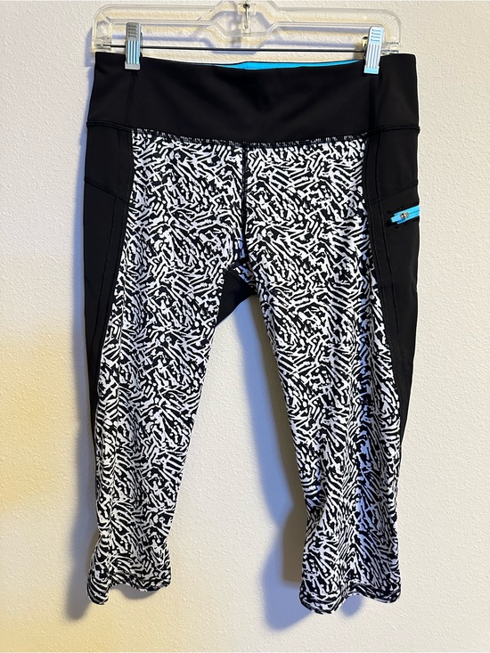 lululemon athletica Pants - Lululemon Crop Leggings Black White Pattern Zip Pocket Capri Women Size 8